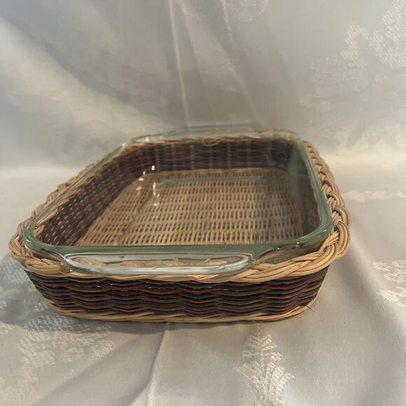 Vintage PYREX 2 Qt. 11x7x1.5” Casserole Dish #232-R With Original Wicker Basket - Picture 2 of 5